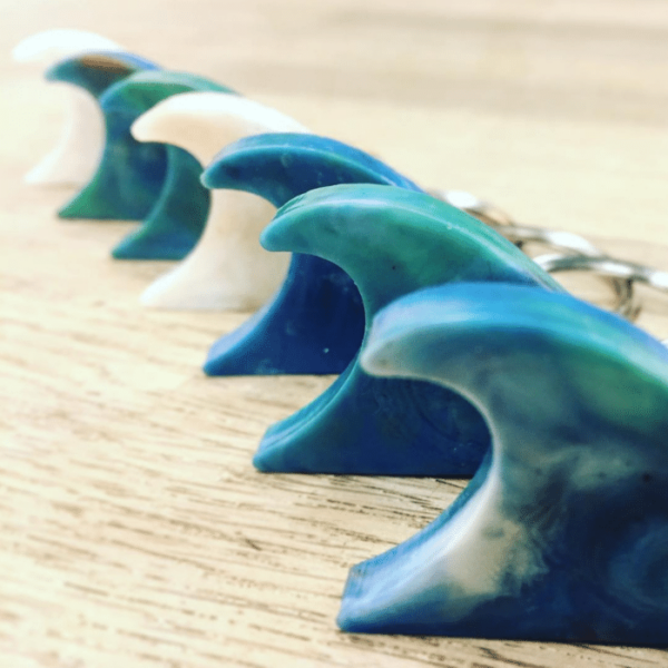 Wellen-Schlüsselanhänger aus Meeresplastik