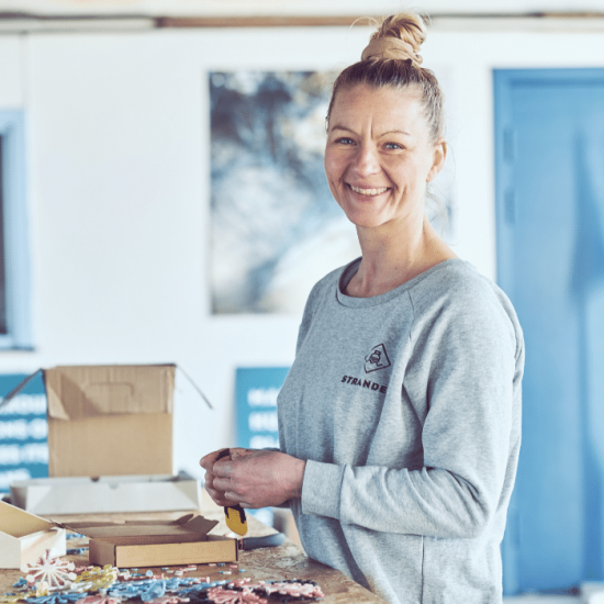 Lächelnde Frau in einem Workshop