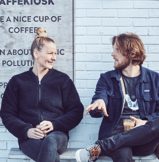 julie und jens sitzen auf einer Bank und reden, STRANDET