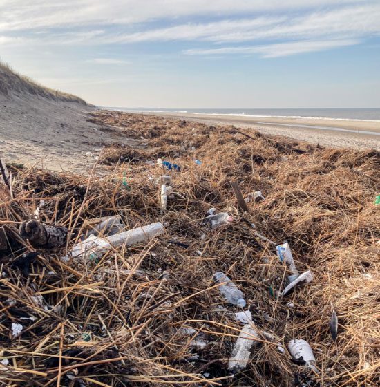 Flasker og bøtter skyllet op på stranden
